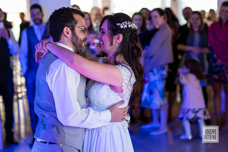 a hora da valsa dos noivos em sua festa de casamento