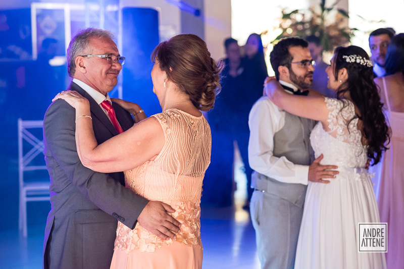 os pais dançam junto aos noivos na festa de casamento