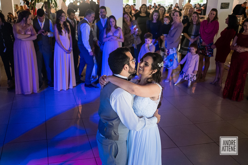 noivos dançando no Recanto dos Sabiás, SP