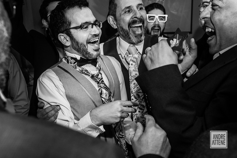 a hora da gravata com muita diversão. Os padrinhos do noivo conduzem a bagunça