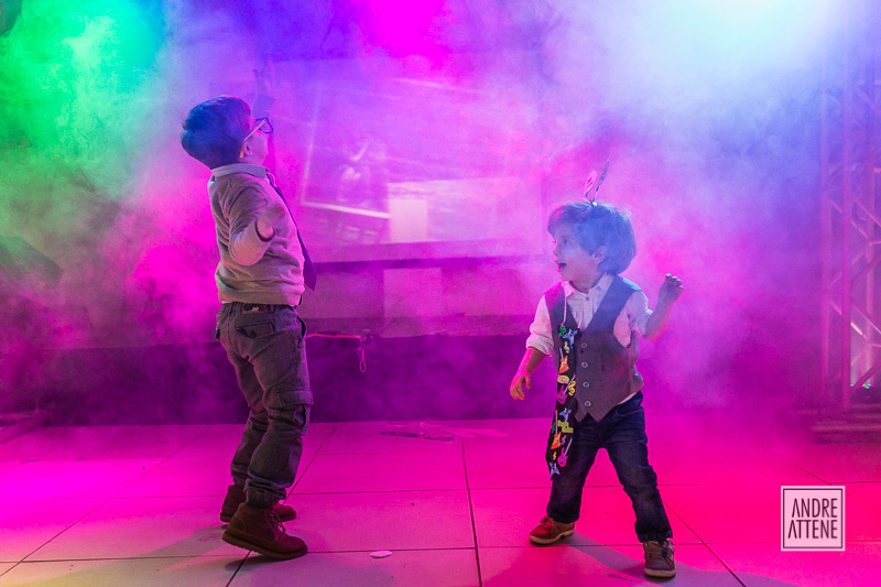 crianças fazendo a festa na pista de dança no casamento de Mariana e Ederson no Recanto dos Sabiás