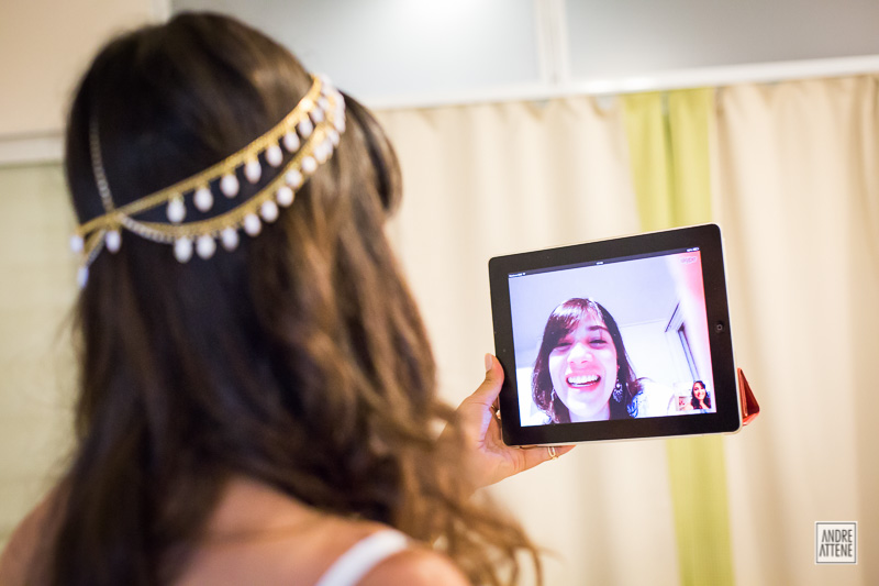 Lia conversa com sua madrinha pelo tablet enquanto é fotografada por Andre Attene de SP