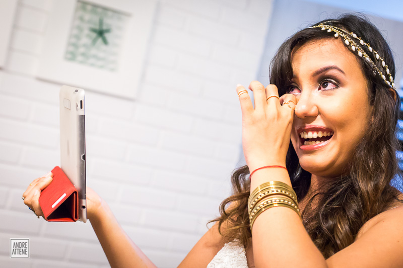 noiva emocionada é fotografada por Andre Attene antes de seu casamento