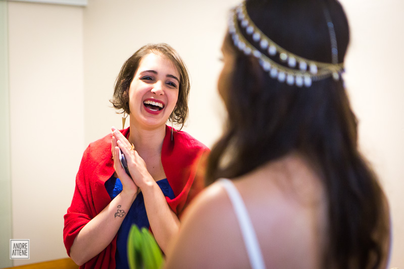 madrinha da noiva admira sua amiga que já está quase pronta para seu casamento, fotografado por Andre Attene