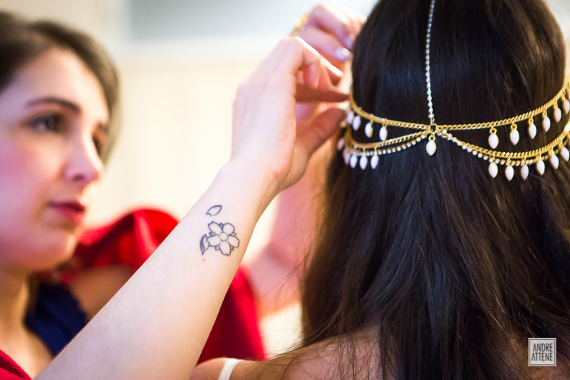 madrinha da noiva ajuda com os últimos ajustes antes de seu casamento na praia. Fotografia de Andre Attene de São Paulo