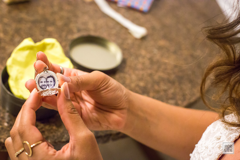 noiva recebe presente de seu noivo com muita emoção. Fotografia de Andre Attene