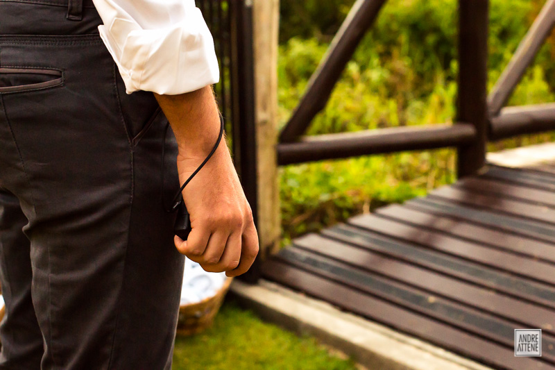 noivo fotógrafo entra em seu casamento na praia com câmera na mão e é registrado por Andre Attene