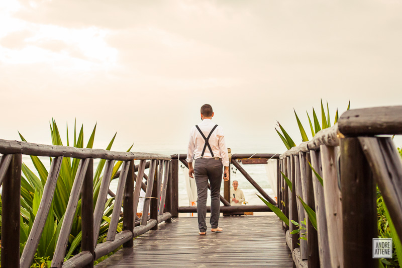 Felipe entrando em seu casamento na praia é fotografado por Andre Attene