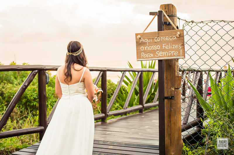 Lia aguardando para entrar em sua cerimônia de casamento na praia é registrada pelo fotógrafo de casamentos Andre Attene de SP