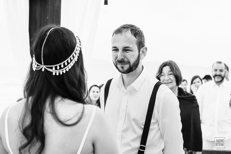 noivo com muita emoção olha de forma espontânea para sua noiva durante cerimônia de casamento imortalizada pelo fotógrafo de casamentos Andre Attene de São Paulo