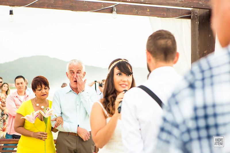 noiva faz seus votos ao noivo durante seu casamento na praia em fotografia de Andre Attene