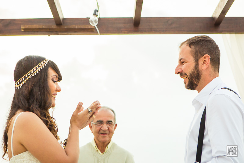 felicidade dos noivos durante seu casamento na praia é fotografada por Andre Attene
