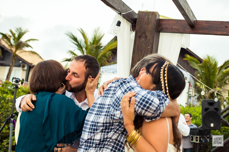 noivos cumprimentam seus pais na cerimônia de casamento na praia fotografado por Andre Attene