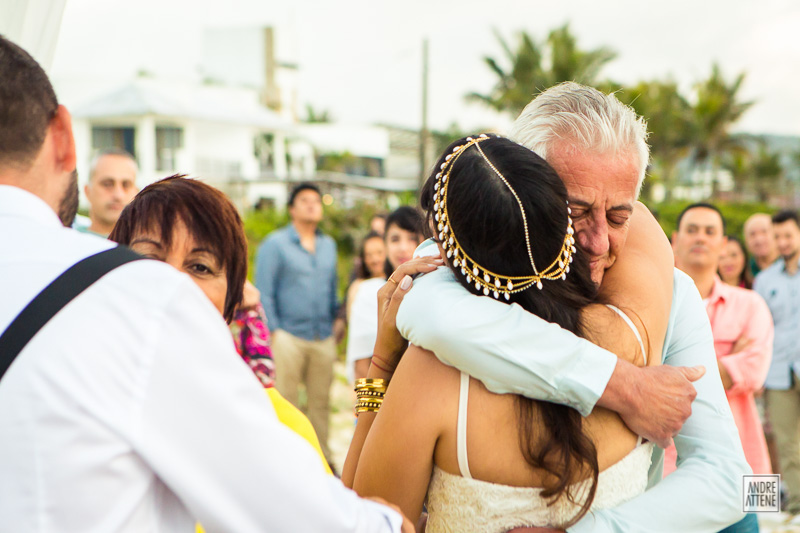 noiva abraça seu pai emocionado em fotografia emocionante de Andre Attene de São Paulo