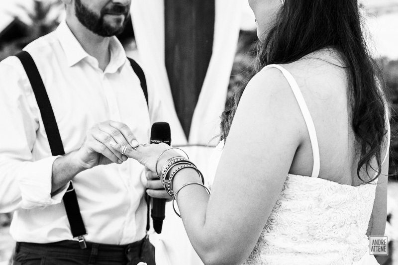 noivos trocam alianças durante cerimônia de casamento na praia fotografada por Andre Attene