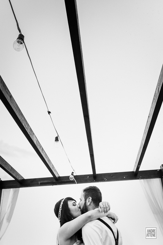 beijo dos noivos em casamento na praia clicados pelo fotógrafo de casamentos Andre Attene de SP