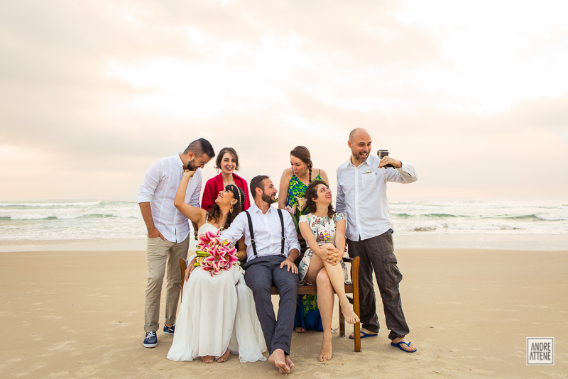 noivos com seus padrinhos em retrato divertido de Andre Attene em casamento na praia