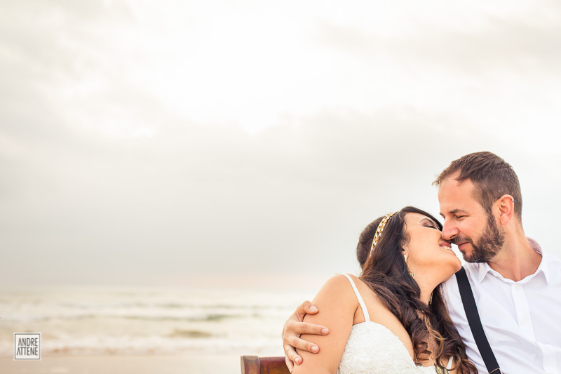 Noivos se admiram em fotografia de Andre Atten, fotógrafo de casamentos de São Paulo