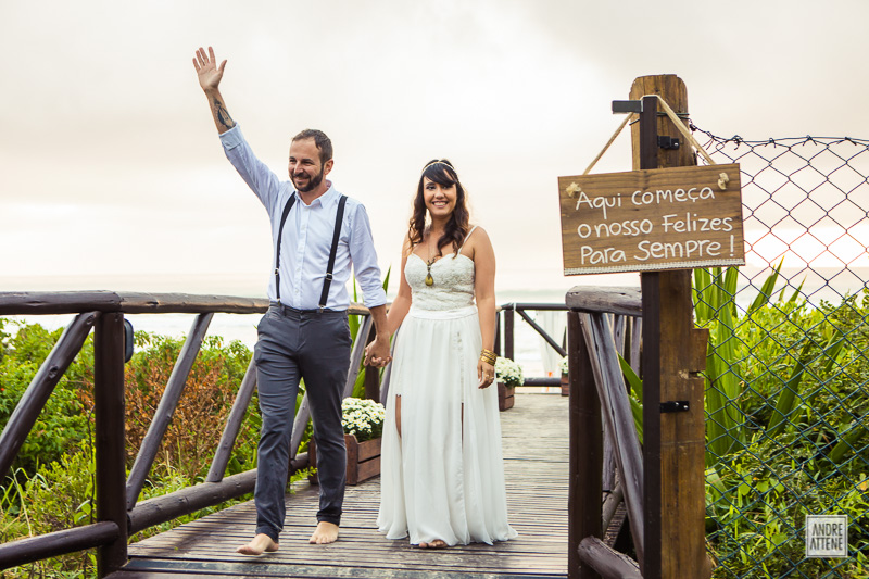noivos chegam para sua festa de casamento com muita alegria em fotografia espontânea de Andre Attene