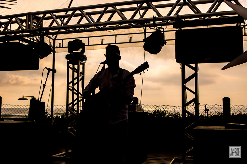 irmão da noiva faz show durante o casamento da irmã na praia fotografado por Andre Attene de SP