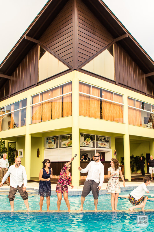 convidados dançam na piscinha em casamento na praia de Lia e Felipe fotografados por Andre Attene