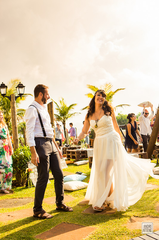 dança dos noivos com os convidados durante casamento na praia registrado por Andre Attene