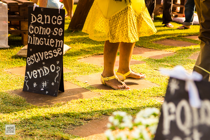 detalhes da plaquinha da decoração descrevendo exatamente o que está acontecendo no casamento na praia de Lia e Felipe, registrado por Andre Attene