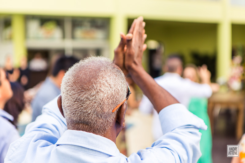 convidados felizes dançam em fotografia espontânea de Andre Attene, fotógrafo de casamentos em São Paulo no casamento na praia de Lia e Felipe