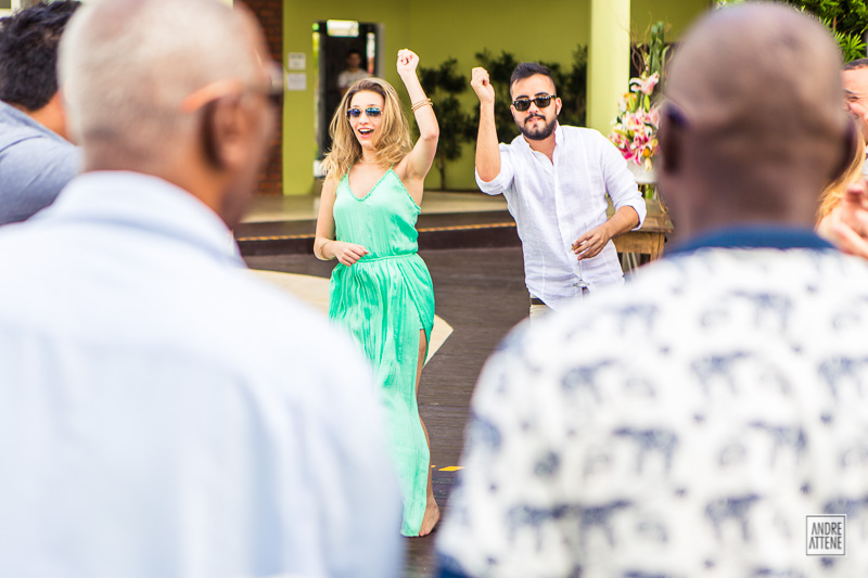 convidados se divertem naturalmente sem fazer pose na foto de Andre Attene