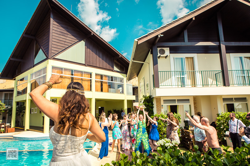 madrinha pega o bouquet da noiva em casamento na praia registrado por Andre Attene
