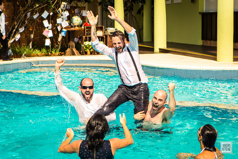 convidados e noivo entram na piscina e si divertem naturalmente e sem pose na fotografia de Andre Attene