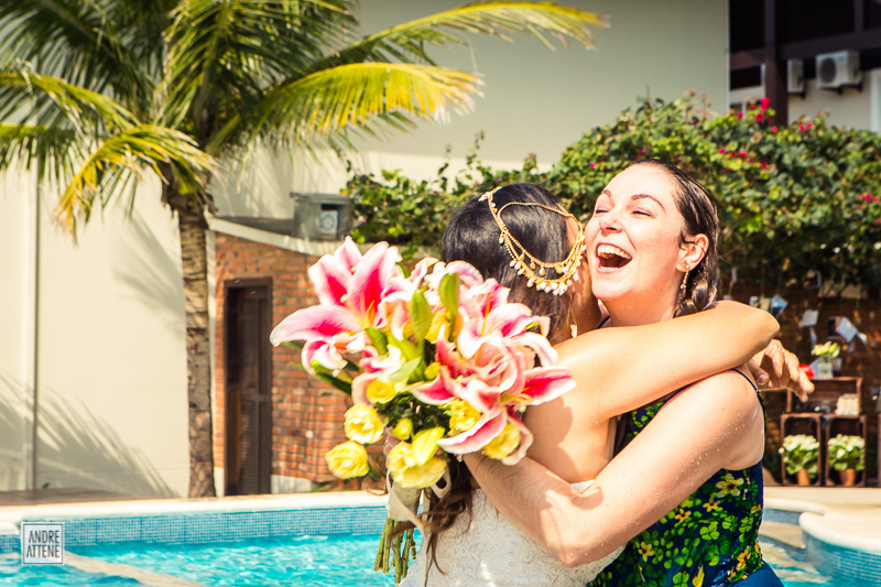 noiva abraça madrinha na festa de casamento na praia registrada por Andre Attene de São Paulo
