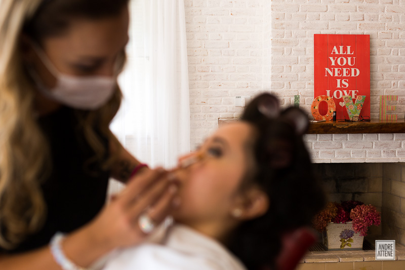 Erika começa a se preparar para seu casamento na Fazenda 7 lagoas enquanto é fotografada por Andre Attene, fotógrafo de casamentos em São Paulo