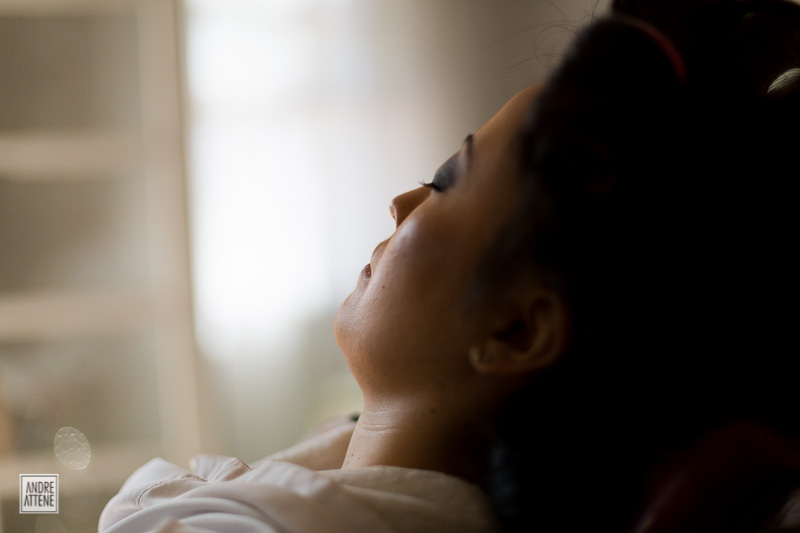 A noiva fecha os olhos durante seu making of na fotografia de Andre Attene em São Paulo