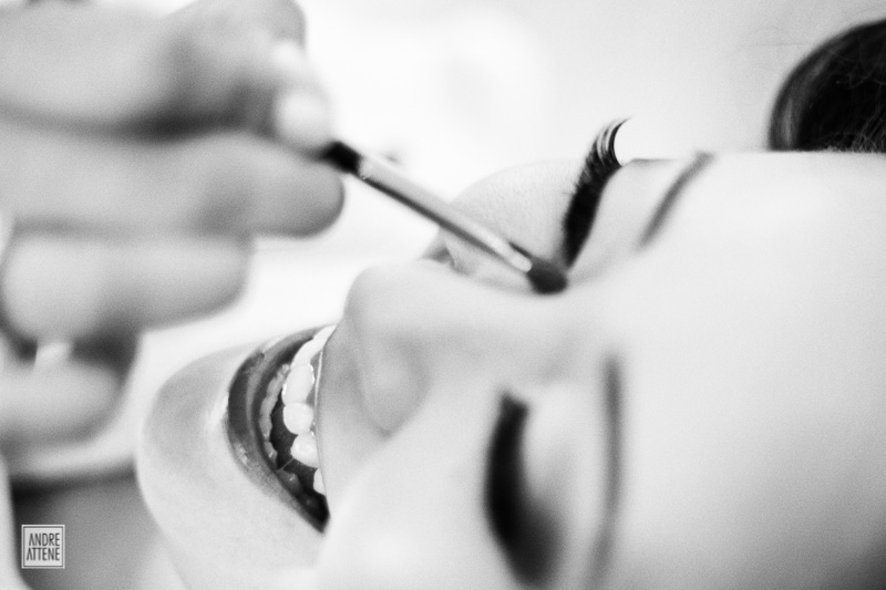 sorriso espontâneo da noiva enquando é preparada para o casamento em seu making of na fazenda 7 lagoas em fotografia de Andre Attene