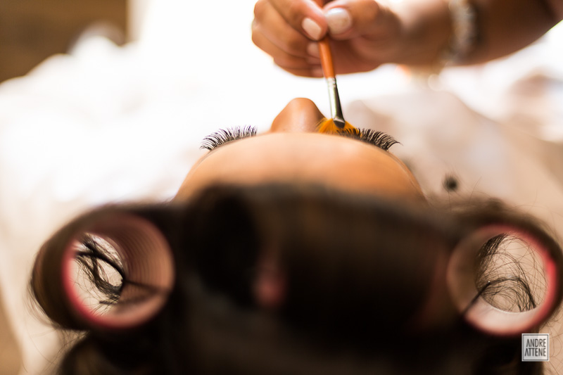 Erika já está quase pronta para seu casamento. Os últimos retoques são feitos na maquiagem na Fazenda 7 Lagoas em São Paulo