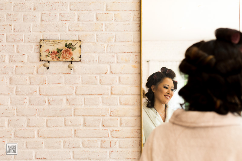 A noiva se aproxima do grande espelho na cabana da noiva na fazenda 7 lagoas em fotografia de Andre Attene em São Paulo