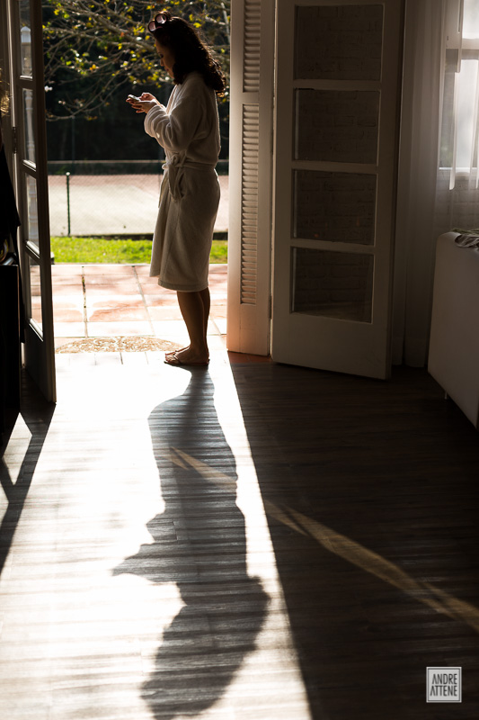 Noiva quase pronta para seu casamento se distrai com seu celular enquanto é fotografada por Andre Attene SP