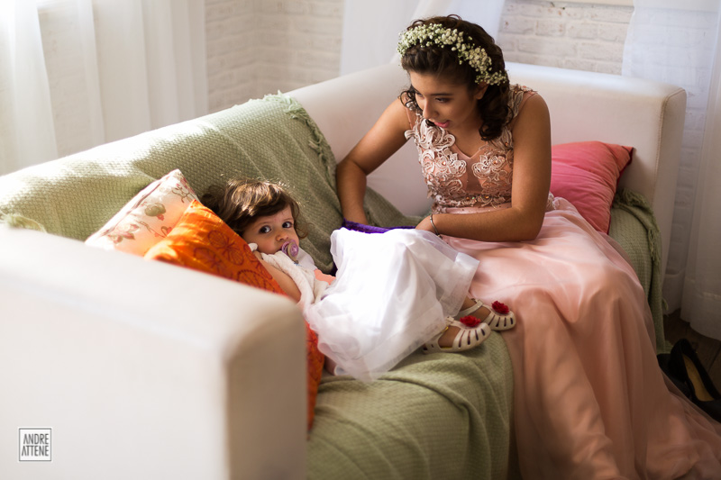 Crianças brincam momentos antes do casamento da Erika e do Pedro na fazenda 7 lagoas em São Paulo fotografia de Andre Attene