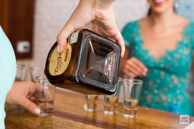 noiva e madrinhas comemoram o casamento com um drink em fotografia espontânea de Andre Attene na fazenda 7 lagoas SP