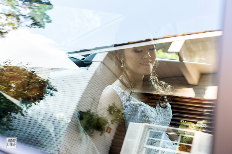 noiva com sei pai no carro aguarda segue para o casamento na fazenda 7 lagoas SP por Andre Attene