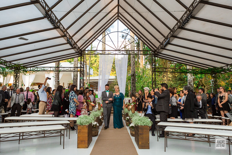 Começam as entradas e Pedro, o noivo, entra com sua mãe, sorridentes em fotografia de Andre Attene na Fazenda 7 lagoas SP
