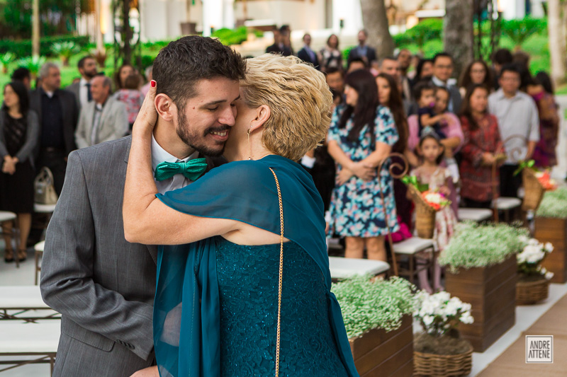 a mãe do noivo dá um abraço carinhoso e espontâneo em seu filho no início da cerimônia de casamento fotografado por Andre Attene na fazenda 7 lagoas SP