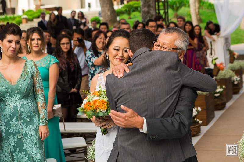 o pai da noiva abraça o noivo enquanto entrega sua filha na fazenda 7 lagoas
