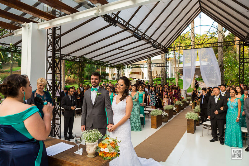 noivos no altar no início da cerimônia na fazenda 7 lagoas SP, fotografados por Andre Attene