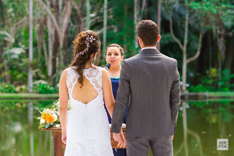 a celebrante proclama lindas palavras de amor no casamento de Erika e Pedro na fazenda 7 lagoas em SP, fotografia de Andre Attene