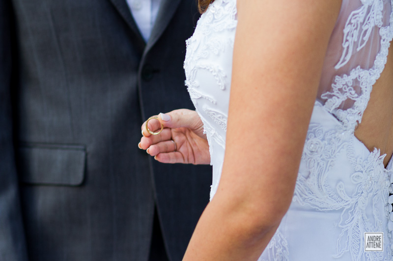 Andre Attene fotografa a noiva que segura a aliança momentos antes de as entregar para seu noivo