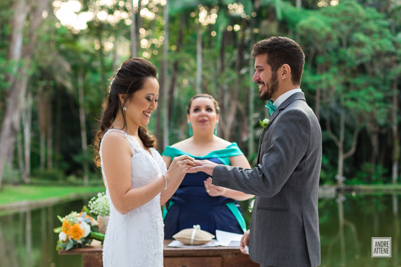 olhar apaixonado do noivo ao receber a aliança de sua noiva por Andre Attene, fotógrafo de casamentos de SP