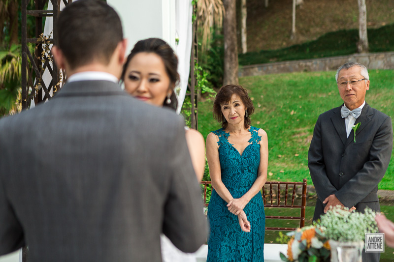 a mãe da noiva orgulhosa olhando para sua filha durante cerimônia de casamento nesta fotografia de Andre Attene na fazenda 7 lagoas