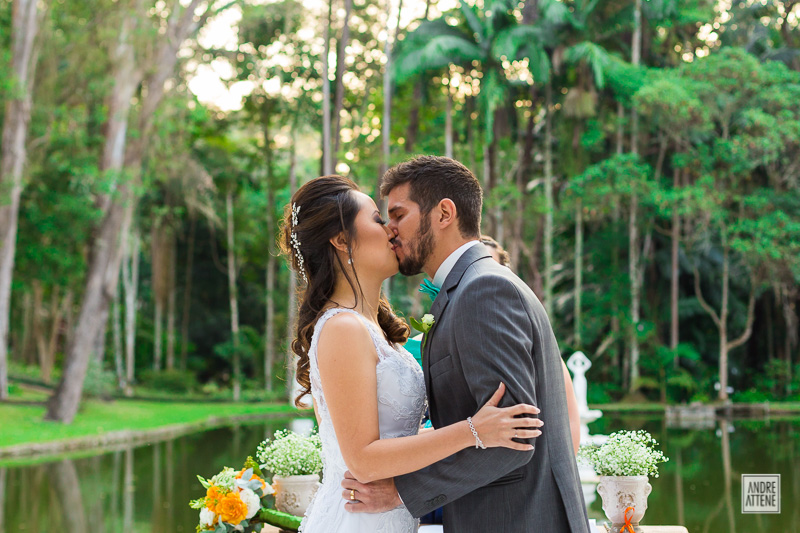 noivos Eria e Pedro se beijam quando são declarados marido e mulher me fotografia de Andre Attene, fotógrafo de casamentos na Fazenda 7 lagoas SP